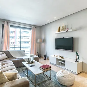 Comfortable & Elegant Flat In A Lively Place Apartment